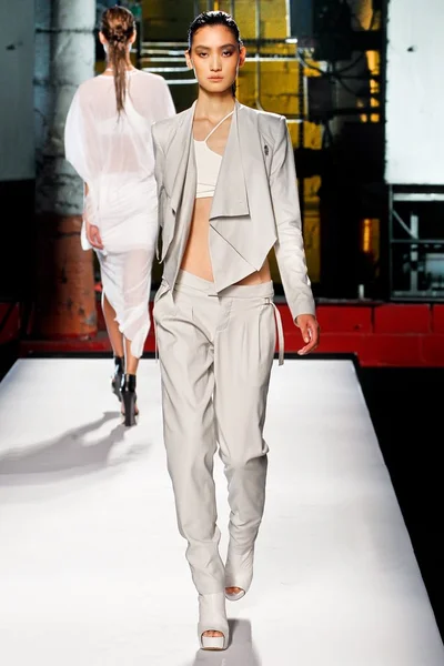 Look 16